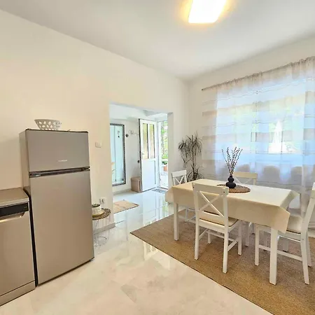 In 30404 Apartment Novi Vinodolski