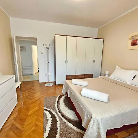 Apartament In 30404 *